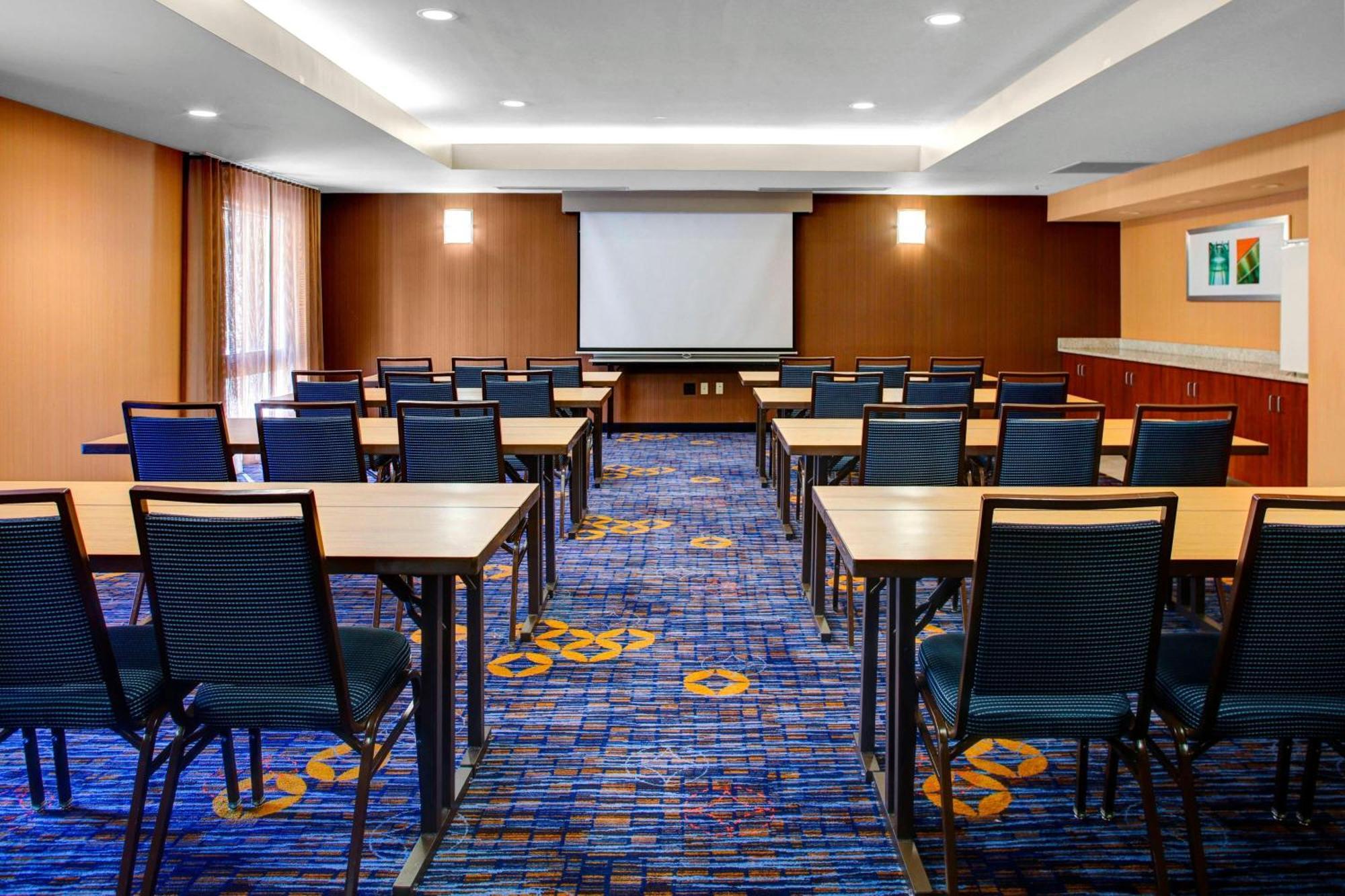 Отель Courtyard Cleveland Airport South Мидлберг-Хайтс Экстерьер фото